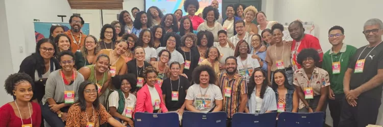 Foto dos técnicos como logo Bahia pela Paz ao fundo