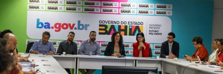 Mesa com gestores do Bahia pela Paz e representantes das pastas do programa.