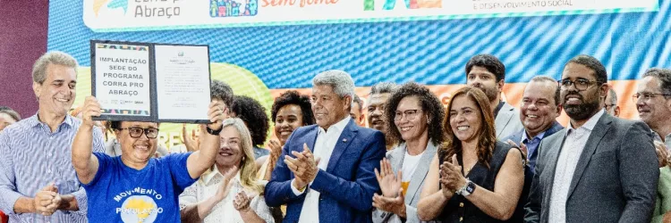 Governador Jerônimo, secretário da SJDH, Felipe Freitas, Secretária da Seades, Fabya Reis, autoridades e representantes dos movimentos sociais da população em situação de rua.