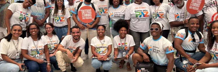 Integrantes do Coletivo Paripe e do Corra pro Abraço