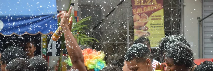 Crianças brincando com espuma