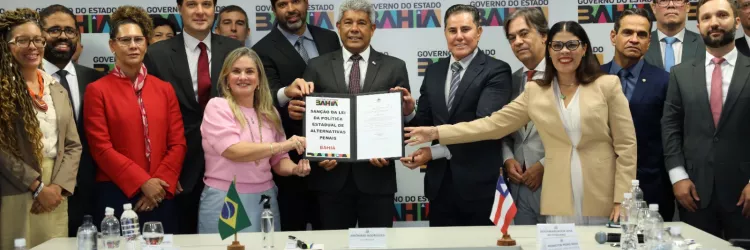 Lei nº 25.983/2025, sancionada nesta terça-feira (3), foi aprovada por unanimidade na Alba e se alinha ao Plano Nacional Pena Justa para fortalecer justiça proporcional e gestão responsável do sistema penal