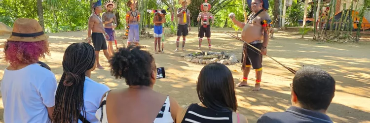 Jovens atendidos pelo Coletivo Bahia Pela Paz de Paripe visitam aldeia indígena Thá-Fene em Lauro de Freitas