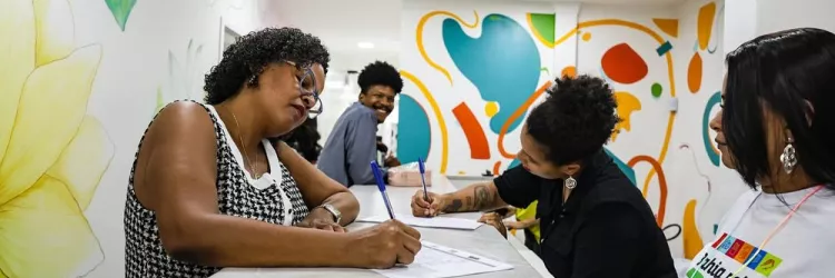 Mais de 7 mil atendimentos marcam primeiro ano dos Coletivos Bahia pela Paz em Salvador e RMS; mulheres são maioria entre público cadastrado
