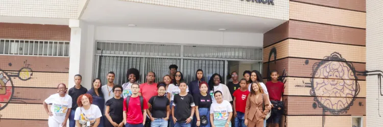Coletivos Bahia Pela Paz levam jovens para conhecer a Biblioteca Juracy Magalhães em Salvador