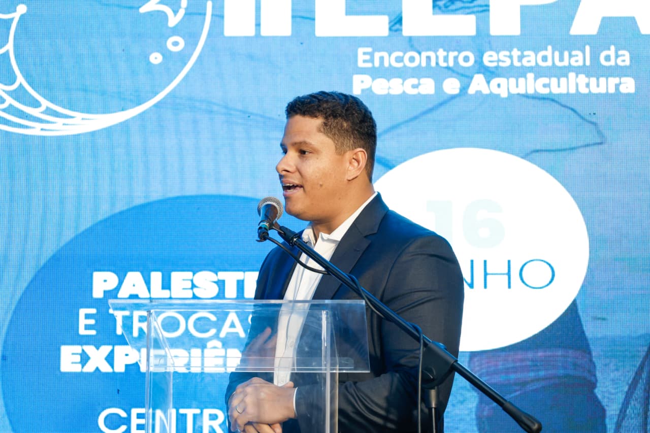 Presidente da Bahia Pesca, Geogre da Hora Jr. durante palestra em encontro estadual de pesca e aquicultura.