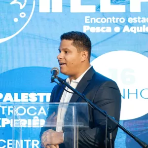 Presidente da Bahia Pesca, Geogre da Hora Jr. durante palestra em encontro estadual de pesca e aquicultura.