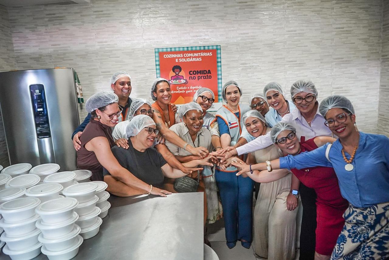 Janja visita instalações de uma das cozinhas comunitárias