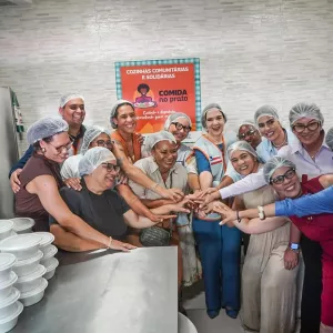 Janja visita instalações de uma das cozinhas comunitárias