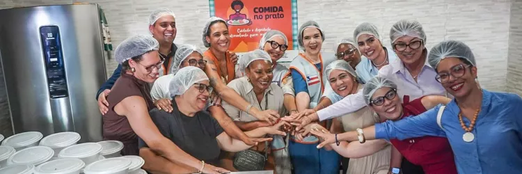 Janja visita instalações de uma das cozinhas comunitárias