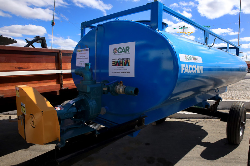 Governo da Bahia entrega trator, forrageira e tanque pipa em Uauá e Sento Sé