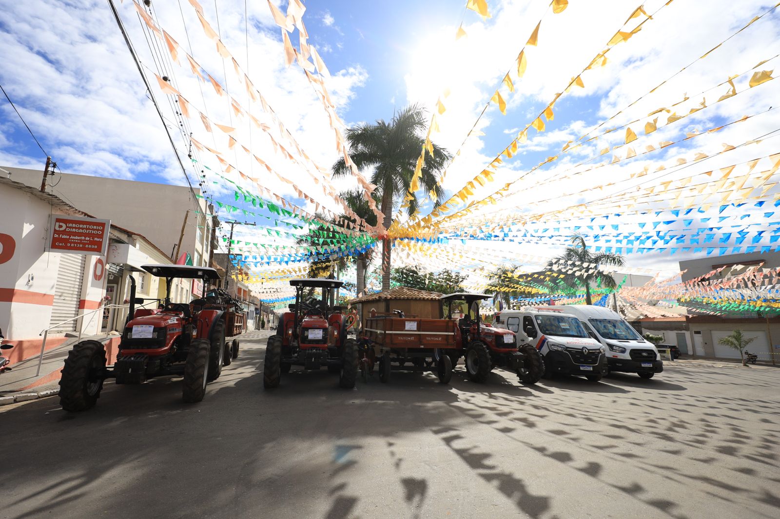  Entrega de tratores fortalece agricultura familiar em Aracatu