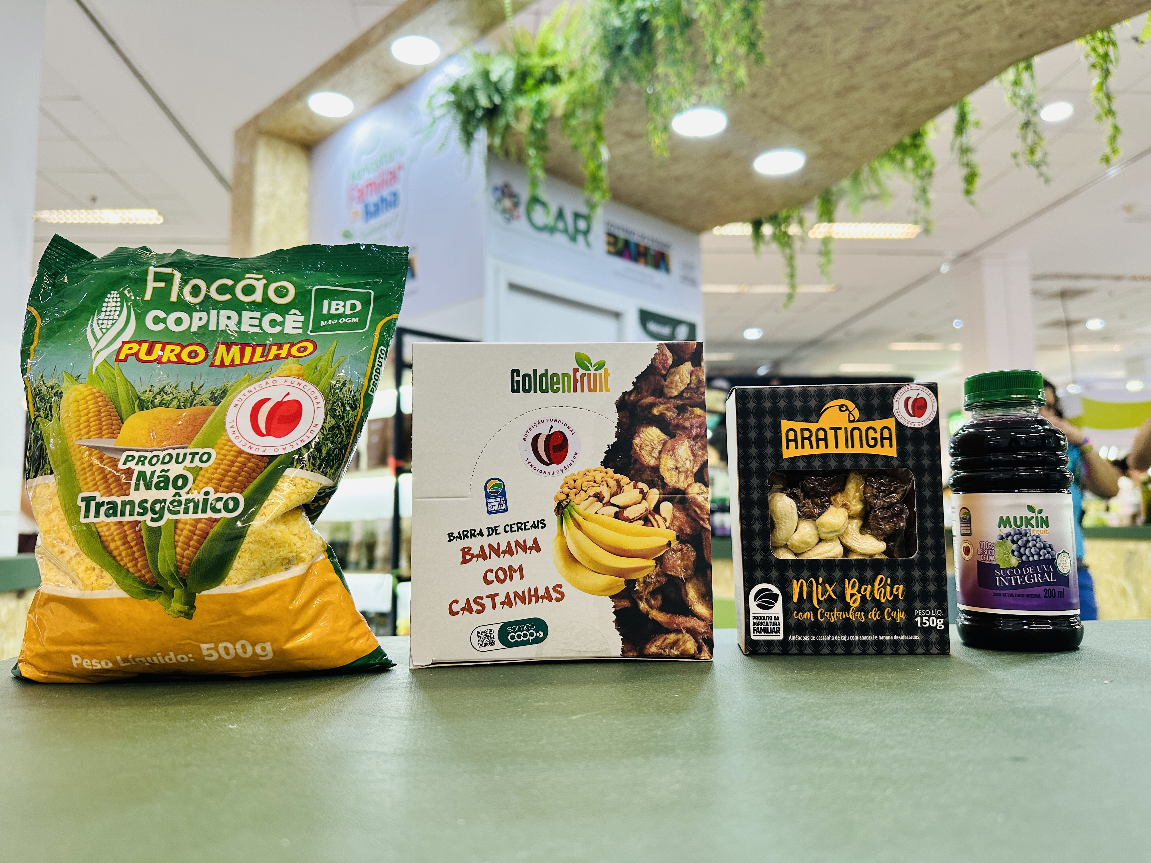 A qualidade e o sabor dos produtos da agricultura familiar da Bahia conquistaram os mais de 4.500 nutricionistas que participaram do Congresso Internacional de Nutrição Funcional, realizado entre os dias 18 e 20 de setembro, em São Paulo. Considerado o maior evento do mundo na área, o congresso reuniu especialistas, chefs renomados e marcas inovadoras, apontando caminhos para uma alimentação mais saudável e sustentável. Com o conceito “Agricultura Familiar da Bahia: Saudável por Natureza”, o estande baiano 