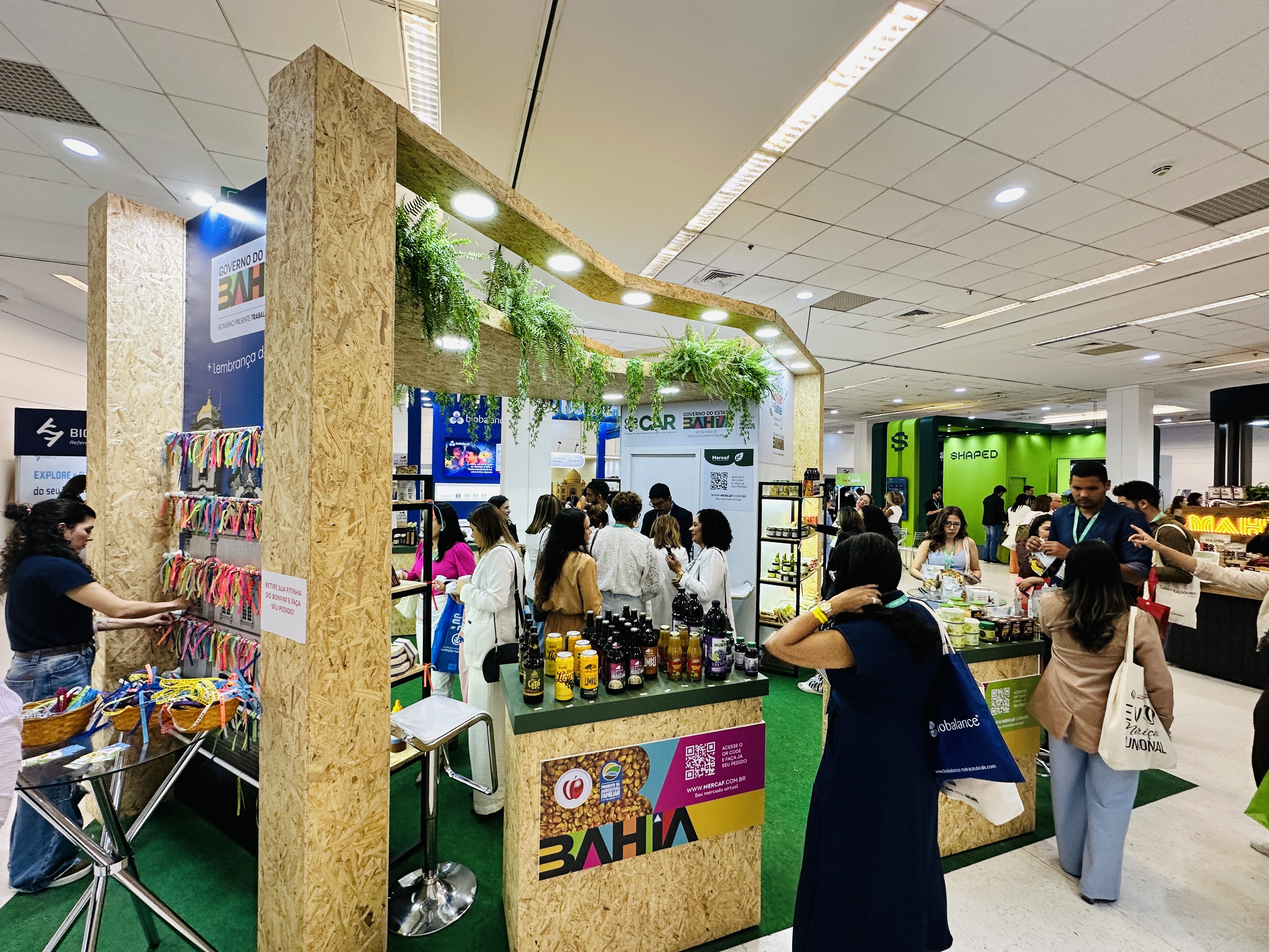 A qualidade e o sabor dos produtos da agricultura familiar da Bahia conquistaram os mais de 4.500 nutricionistas que participaram do Congresso Internacional de Nutrição Funcional, realizado entre os dias 18 e 20 de setembro, em São Paulo. Considerado o maior evento do mundo na área, o congresso reuniu especialistas, chefs renomados e marcas inovadoras, apontando caminhos para uma alimentação mais saudável e sustentável. Com o conceito “Agricultura Familiar da Bahia: Saudável por Natureza”, o estande baiano 