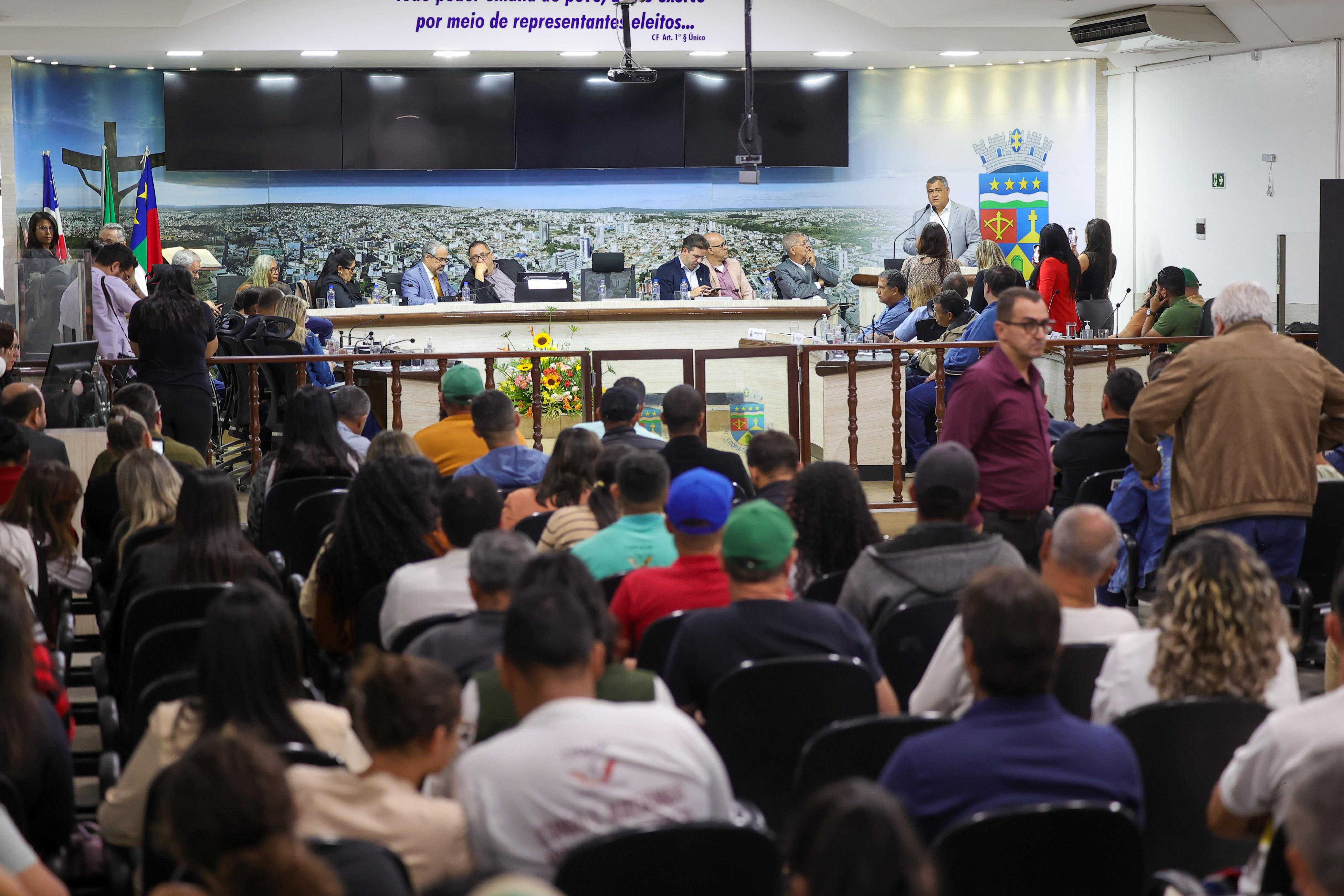 Jeandro Ribeiro recebe título de Cidadão Conquistense durante audiência pública