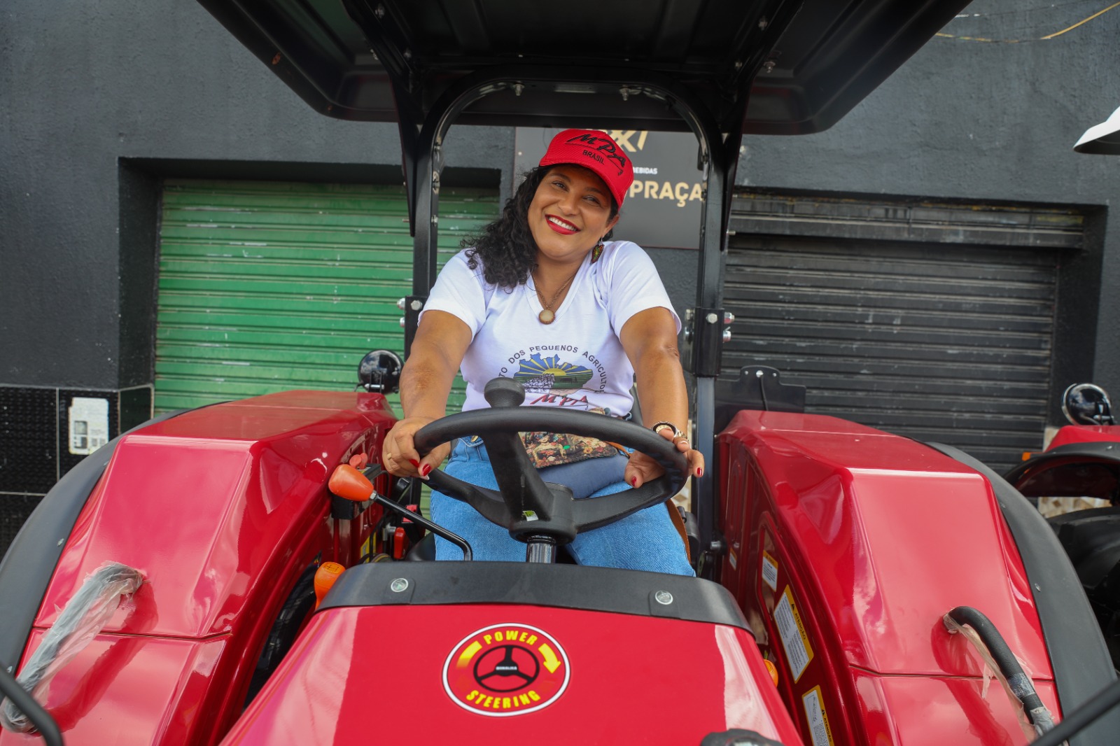 Tratores, kits de apicultura e forrageiras modernizam produção em Ponto Novo