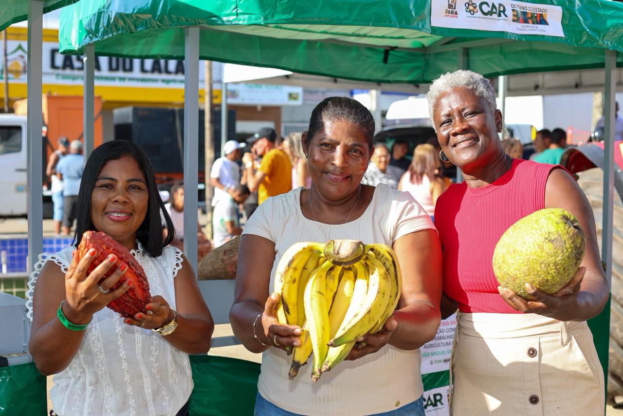 Tratores, barracas e obras estruturantes impulsionam a agricultura familiar no Vale do Jiquiriçá