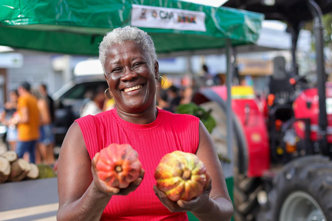 Tratores, barracas e obras estruturantes impulsionam a agricultura familiar no Vale do Jiquiriçá