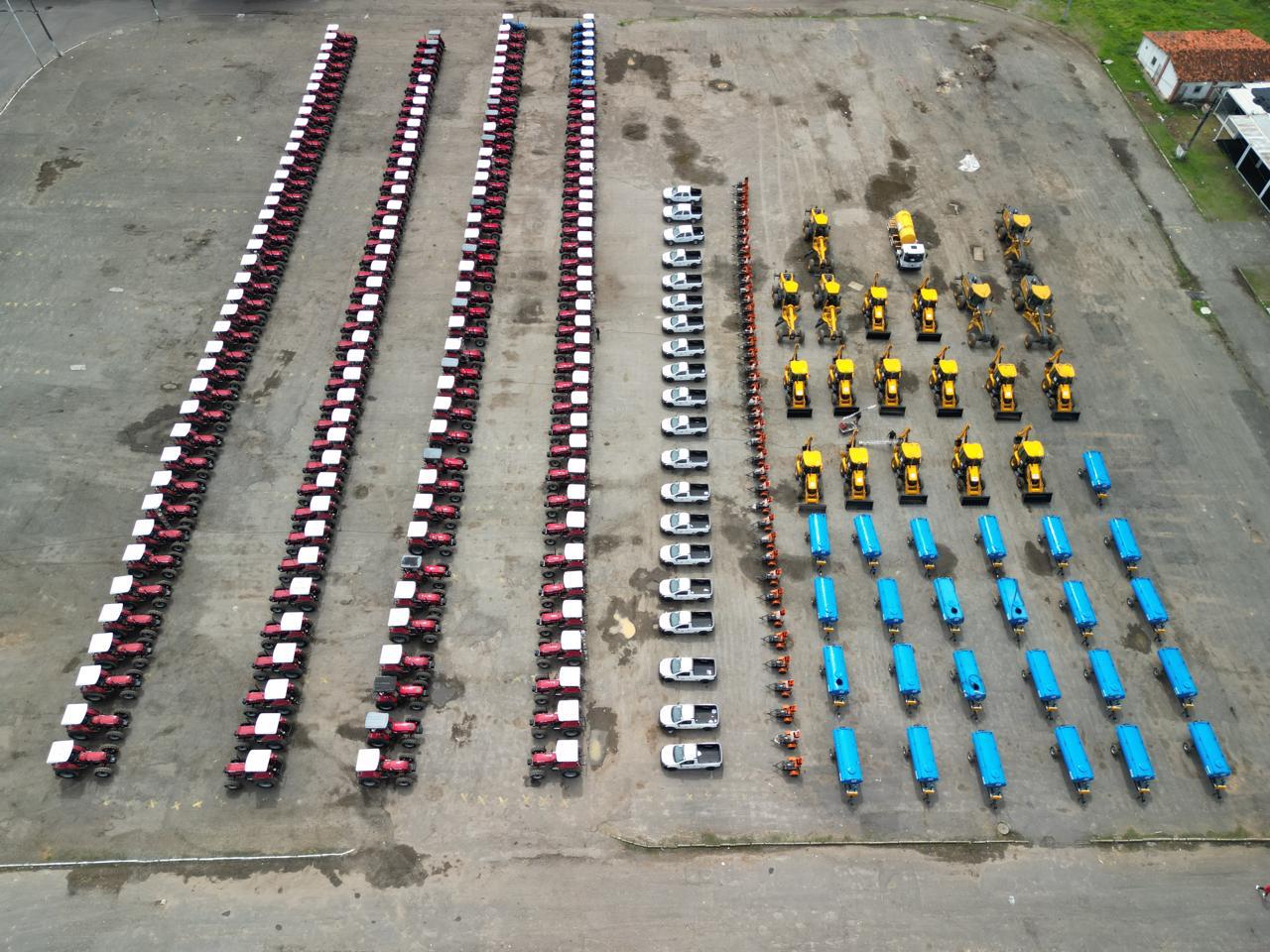 Responsável por alimentar a população e movimentar a economia dos municípios baianos, a agricultura familiar esteve no centro das políticas de desenvolvimento rural do Governo da Bahia em 2025. Executadas pela Companhia de Desenvolvimento e Ação Regional (CAR), vinculada à Secretaria de Desenvolvimento Rural (SDR), as ações estruturantes ampliaram o acesso à água, à moradia digna, à infraestrutura produtiva e aos mercados, beneficiando milhares de famílias em comunidades rurais, quilombolas, indígenas, asse