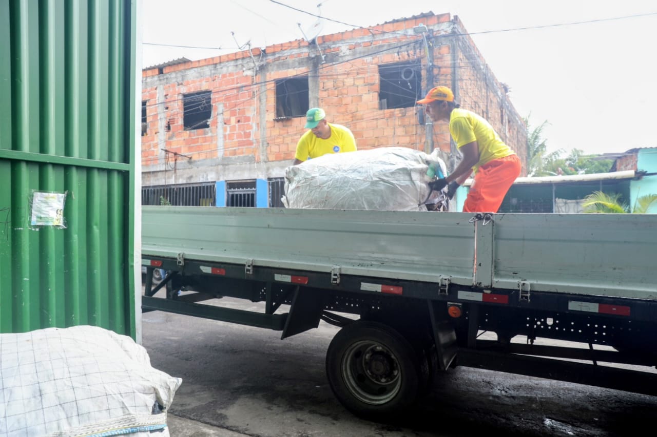 Profissionais autônomos da coleta seletiva recebem equipamentos