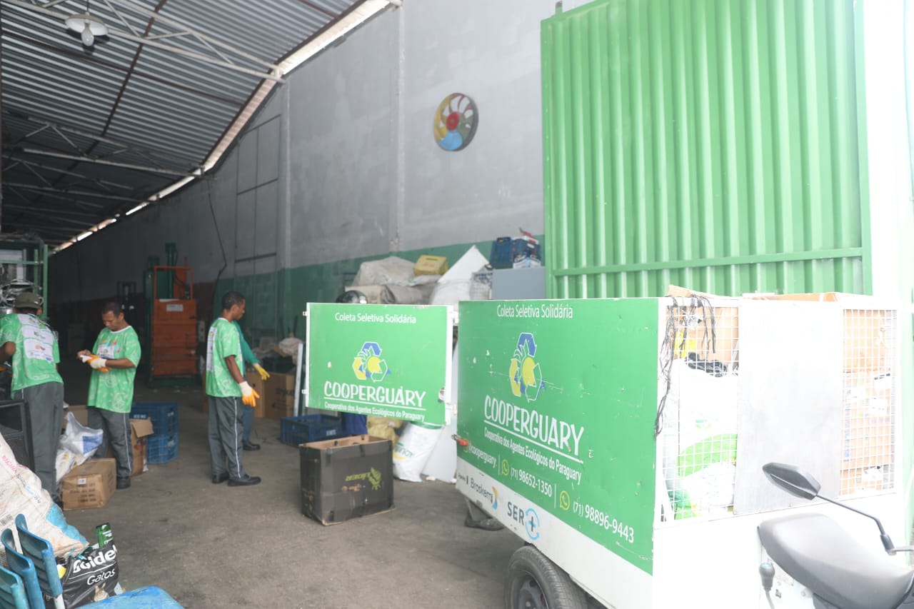 Profissionais autônomos da coleta seletiva recebem equipamentos de proteção durante o Carnaval em Periperi