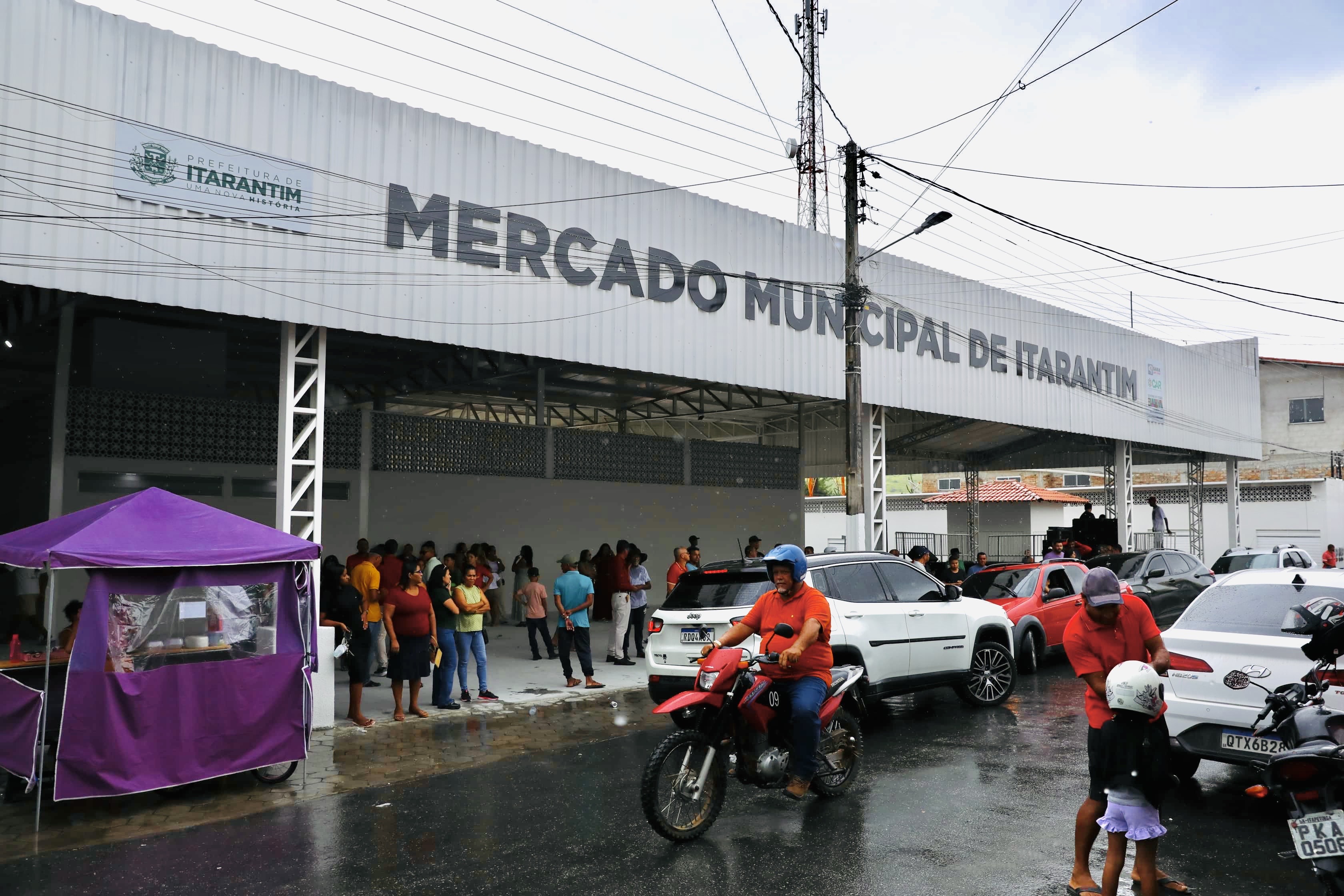 A entrega do novo Mercado de Itarantim, realizada nesta sexta-feira (24) pelo Governo do Estado, por meio da Secretaria de Desenvolvimento Rural (SDR), marca um importante avanço para a economia local e para a qualidade de vida da população. Totalmente reformado e requalificado, o equipamento recebeu investimento de R$ 2,8 milhões e reforça o compromisso com o fortalecimento da agricultura familiar e da economia local.   Um dos principais centros de comercialização do município, reunindo feirantes e produto