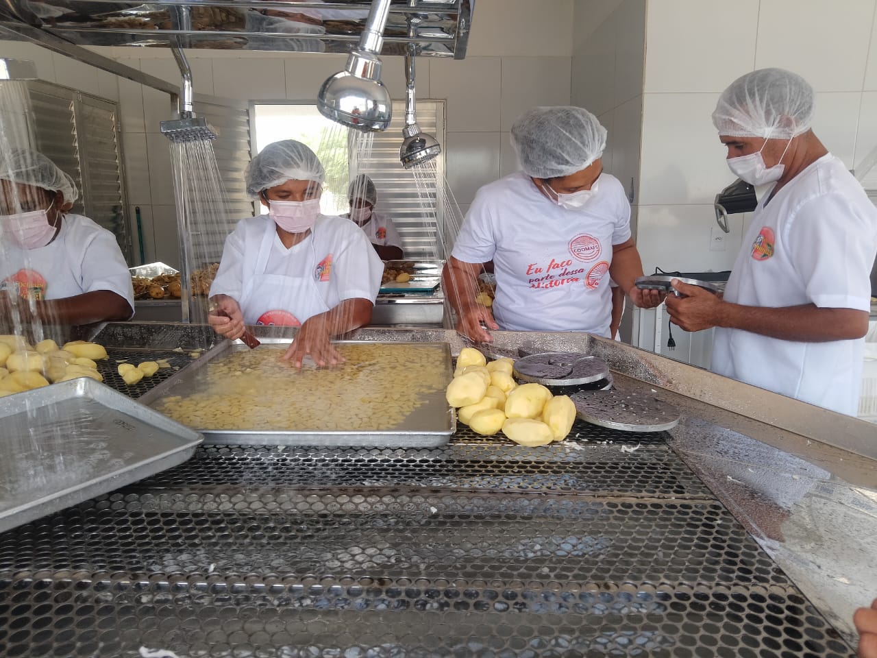 Agroindústria familiar impulsiona renda de mulheres em assentamento de Ourolândia