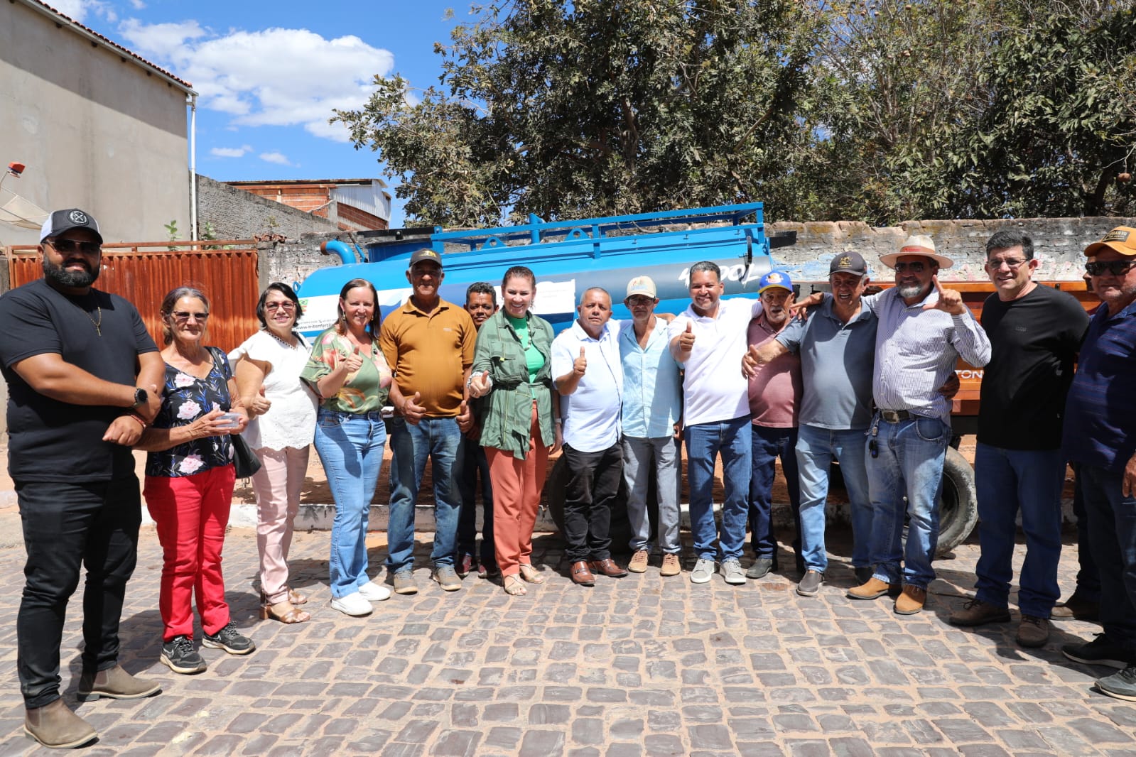 Máquinas e equipamentos são entregues em Coribe