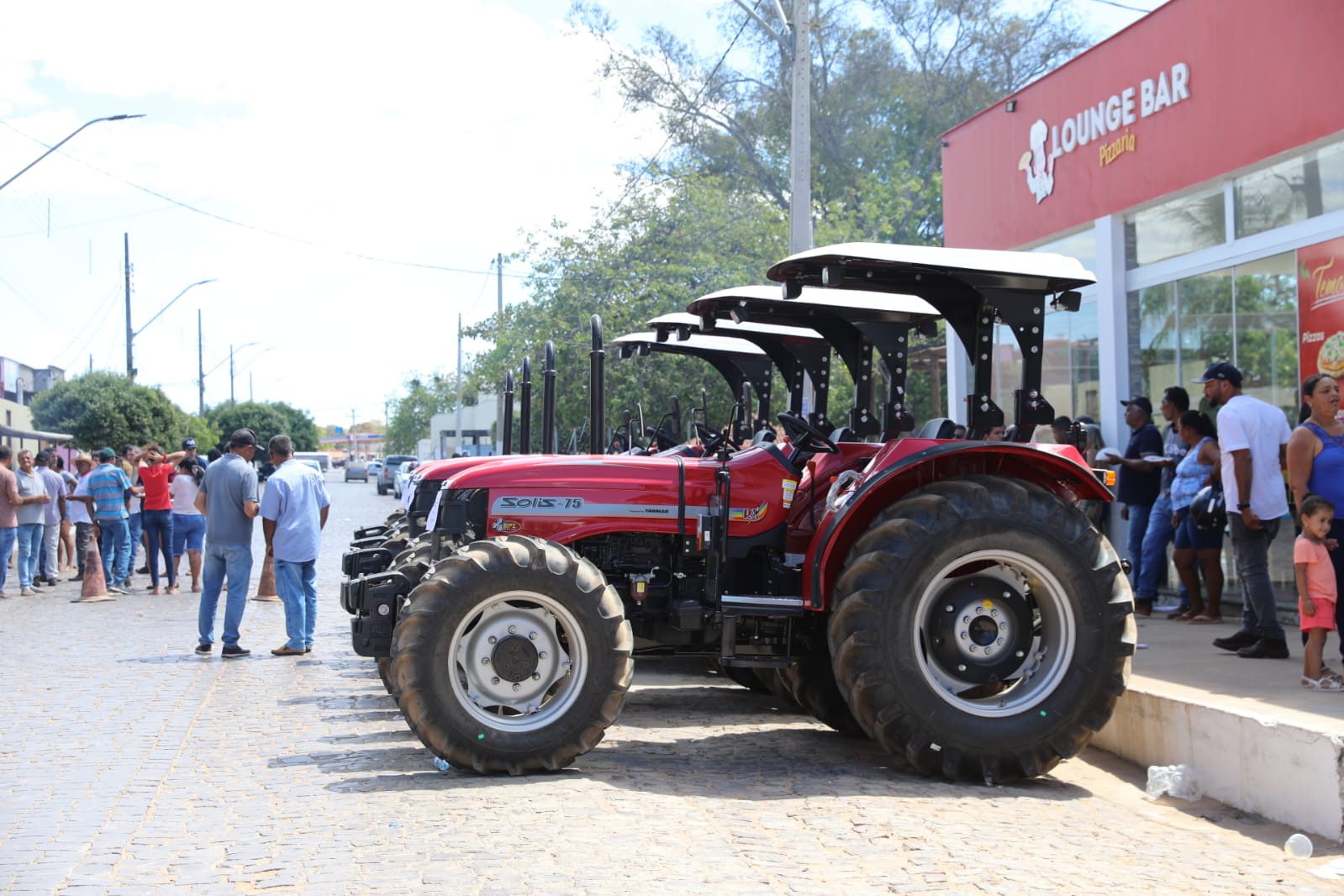 Máquinas e equipamentos são entregues em Coribe