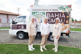 BENILDES DO NASCIMENTO NO MEIO DE SUAS AMIGAS DE TRABALHO NA FÁBRICA.jpg