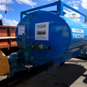 Governo da Bahia entrega trator, forrageira e tanque pipa em Uauá e Sento Sé