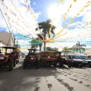  Entrega de tratores fortalece agricultura familiar em Aracatu