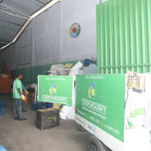 Profissionais autônomos da coleta seletiva recebem equipamentos de proteção durante o Carnaval em Periperi