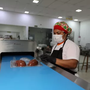 Páscoa impulsiona produção de chocolates da agricultura familiar no sul da Bahia