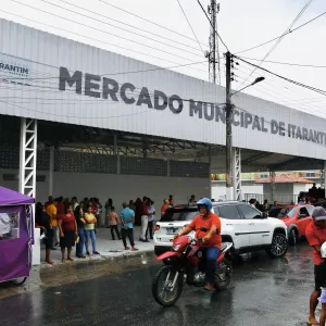 A entrega do novo Mercado de Itarantim, realizada nesta sexta-feira (24) pelo Governo do Estado, por meio da Secretaria de Desenvolvimento Rural (SDR), marca um importante avanço para a economia local e para a qualidade de vida da população. Totalmente reformado e requalificado, o equipamento recebeu investimento de R$ 2,8 milhões e reforça o compromisso com o fortalecimento da agricultura familiar e da economia local.   Um dos principais centros de comercialização do município, reunindo feirantes e produto