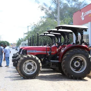 Máquinas e equipamentos são entregues em Coribe