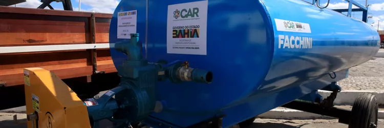Governo da Bahia entrega trator, forrageira e tanque pipa em Uauá e Sento Sé