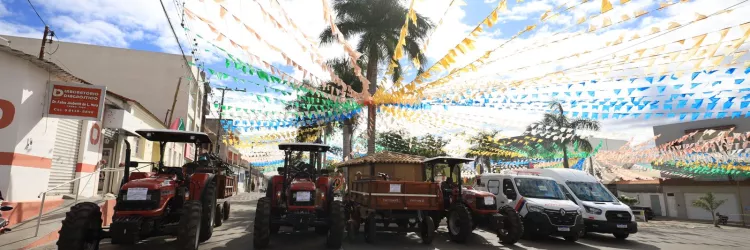  Entrega de tratores fortalece agricultura familiar em Aracatu