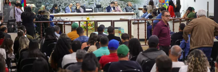 Jeandro Ribeiro recebe título de Cidadão Conquistense durante audiência pública