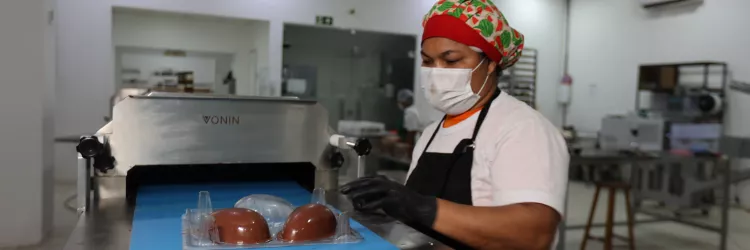 Páscoa impulsiona produção de chocolates da agricultura familiar no sul da Bahia