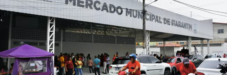 A entrega do novo Mercado de Itarantim, realizada nesta sexta-feira (24) pelo Governo do Estado, por meio da Secretaria de Desenvolvimento Rural (SDR), marca um importante avanço para a economia local e para a qualidade de vida da população. Totalmente reformado e requalificado, o equipamento recebeu investimento de R$ 2,8 milhões e reforça o compromisso com o fortalecimento da agricultura familiar e da economia local.   Um dos principais centros de comercialização do município, reunindo feirantes e produto