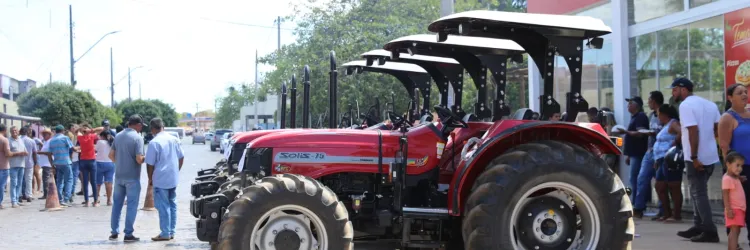 Máquinas e equipamentos são entregues em Coribe