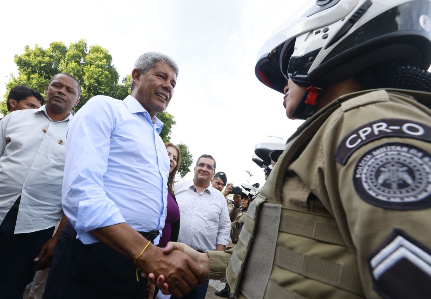Governador apertando a mão de uma policial 
