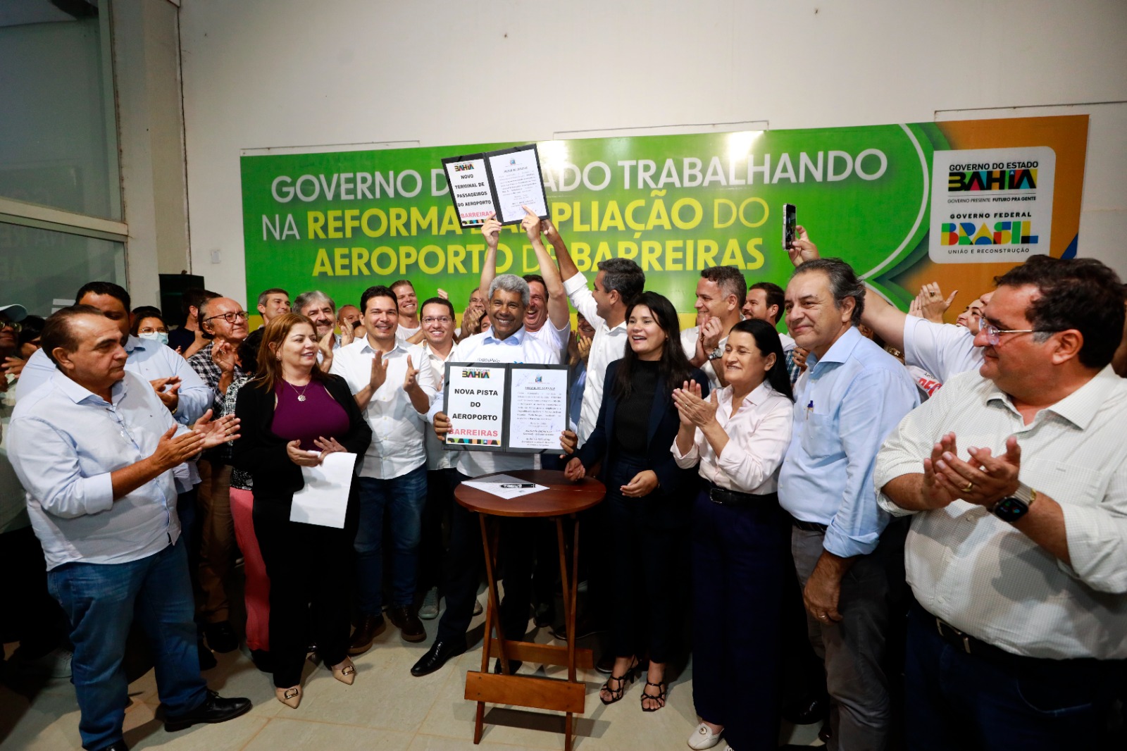 governador e demais autoridades exibem a ordem de serviço 