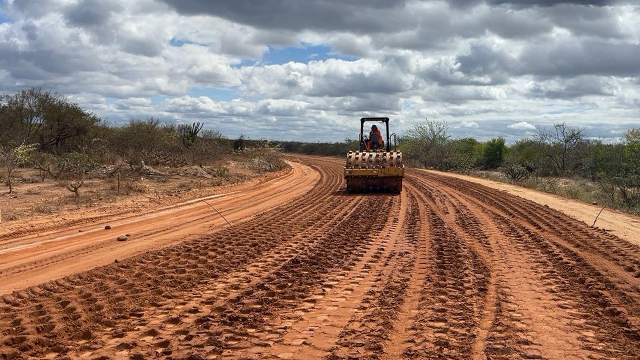 máquina realizando trabalho na estrada 