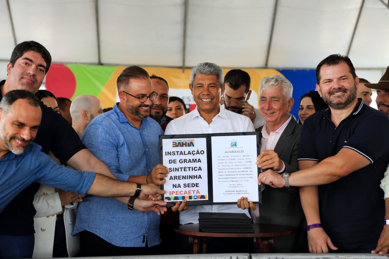 Governador e demais autoridades exibem placa com entrega feito no município