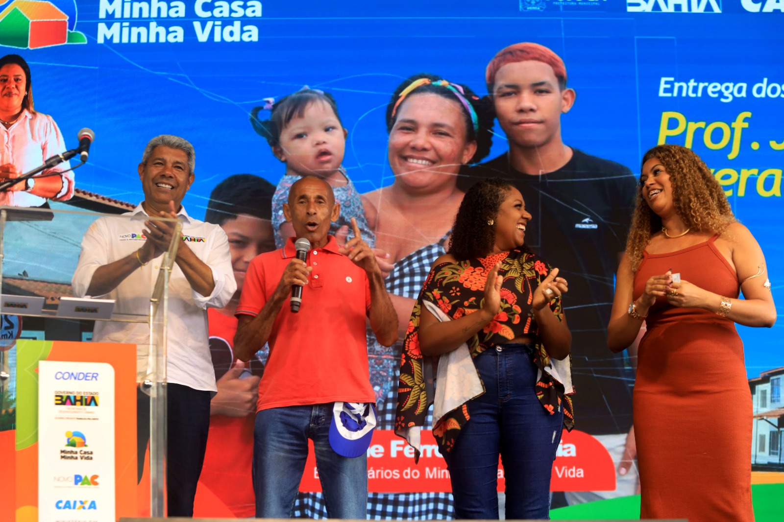 foto de beneficiário falando ao lado do governador 