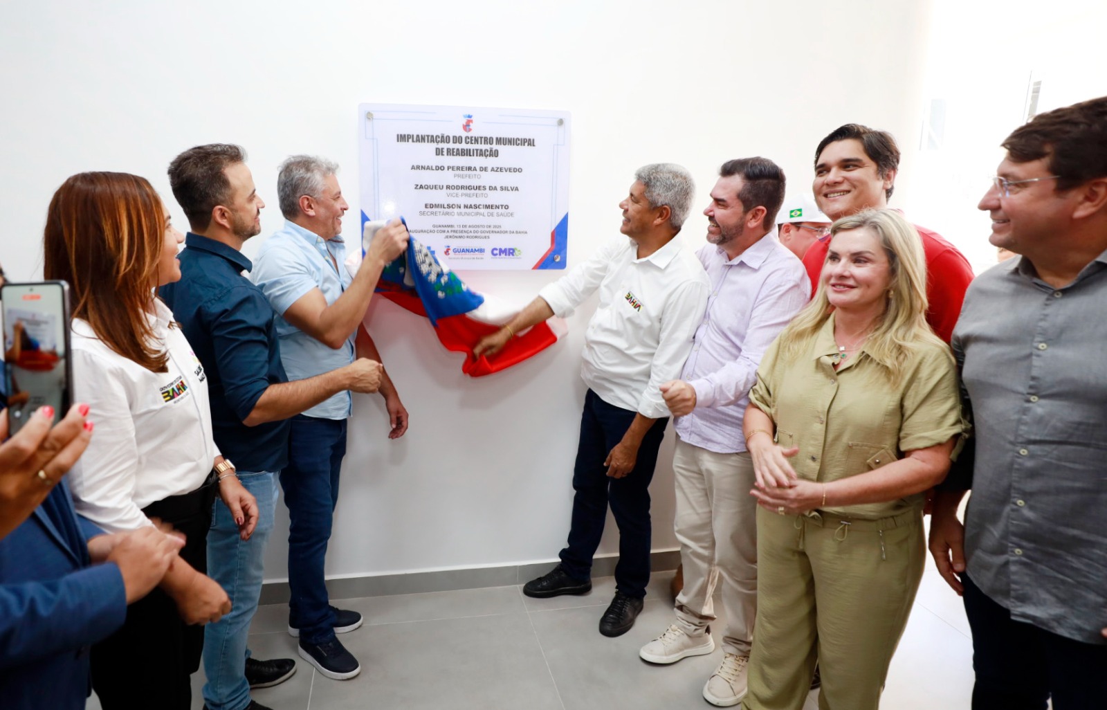 governador e autoridades no ato de entrega