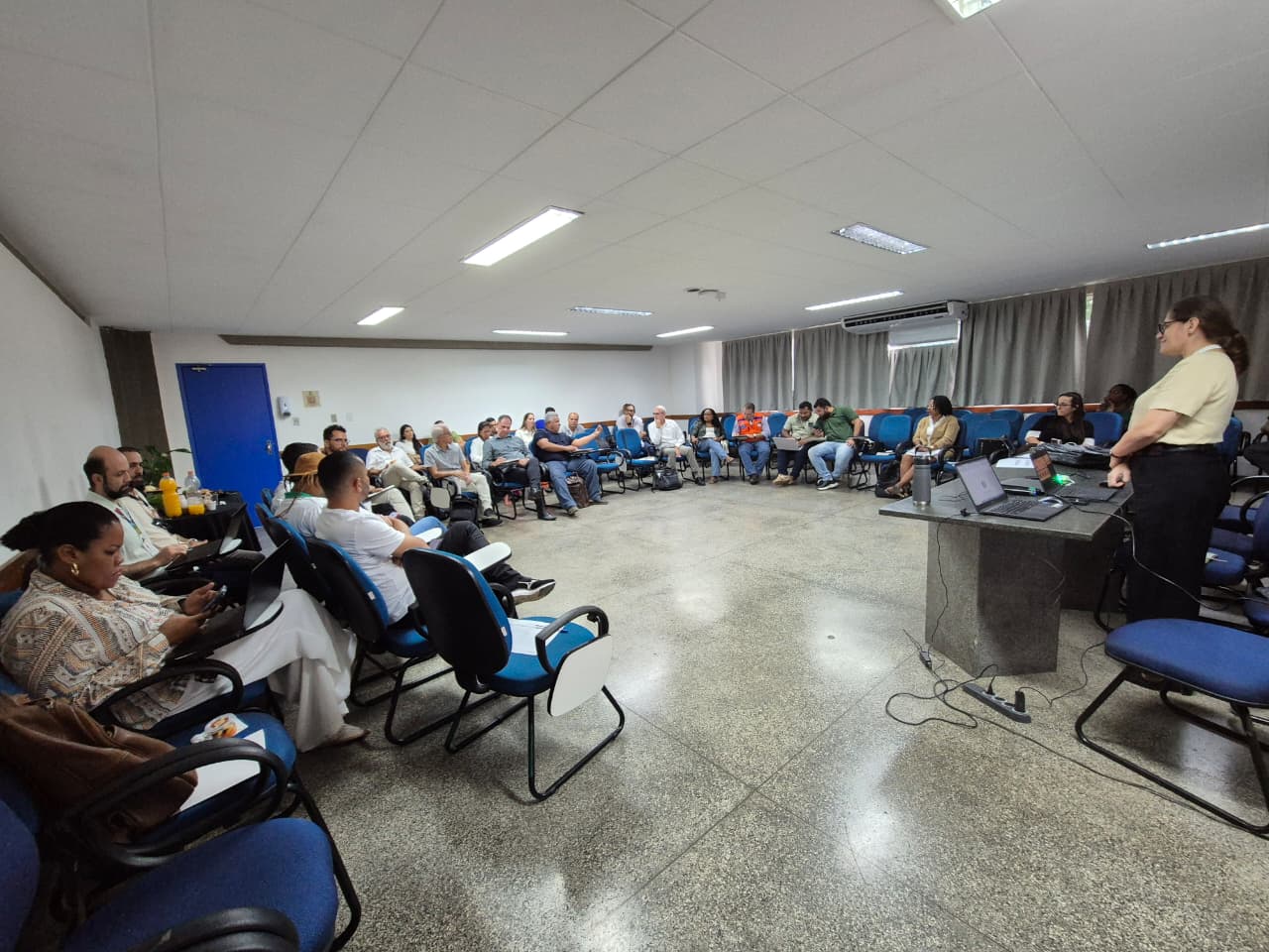 Imagem dos participantes da Assembleia do Fórum 