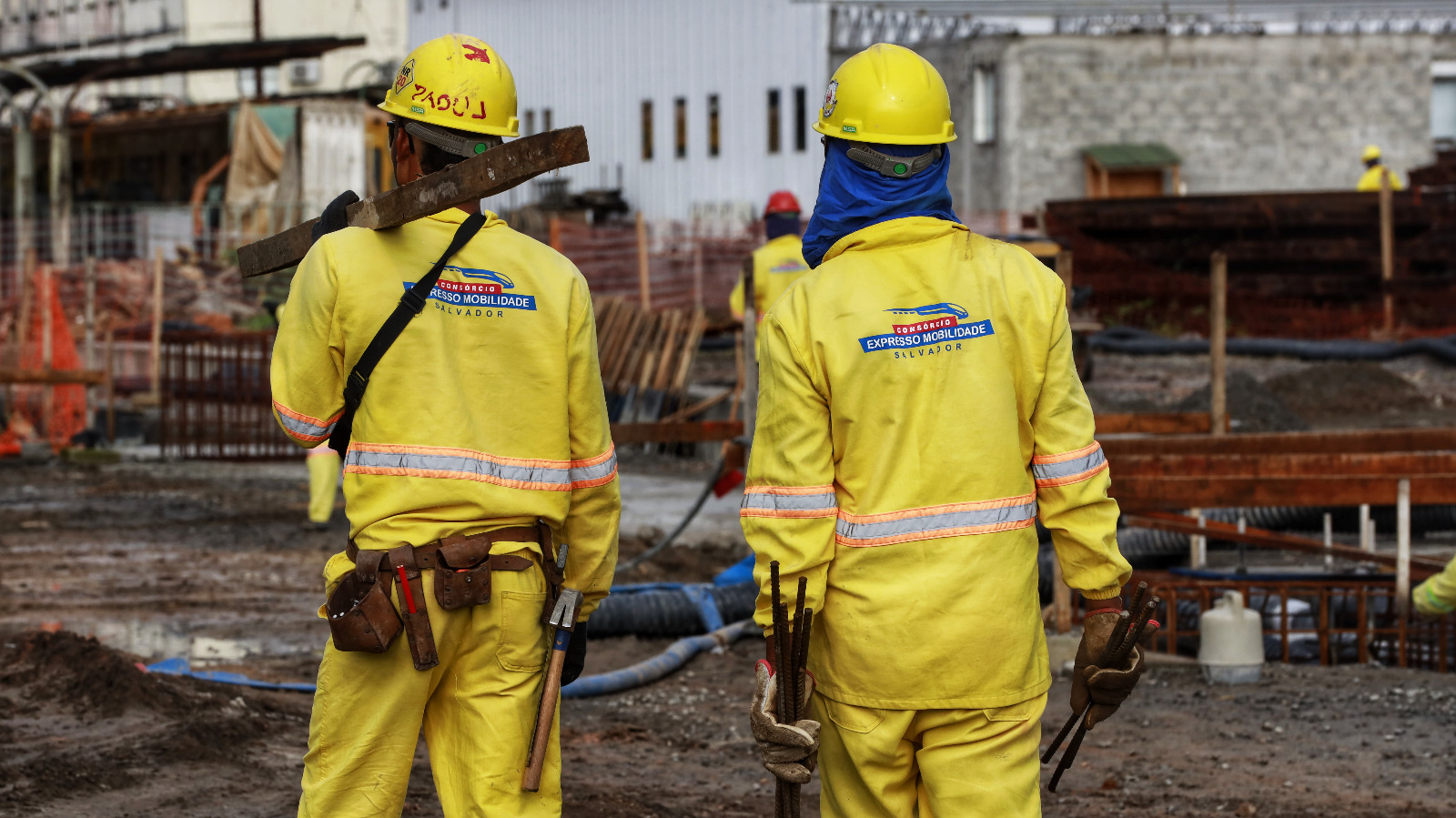 imagem de trabalhadores nas obras do VLT